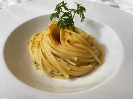 Gericht aus Linguine-Nudeln mit Meeräsche. italienische Restaurantküche. foto