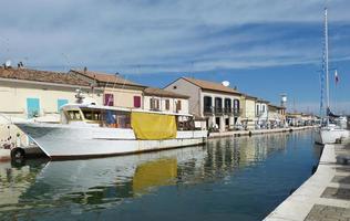Boote auf dem leonardischen Kanalhafen in Cesenatico, Italien foto