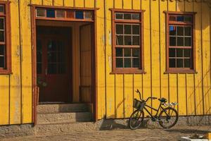 Eingang in die Fassade des alten Holzhauses und geparktes Fahrrad auf einer Steinstraße in Cambara do Sul. eine kleine ländliche stadt im süden brasiliens mit erstaunlichen natürlichen touristenattraktionen. foto