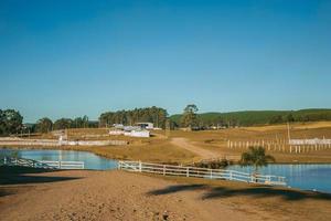 Landschaft einer charmanten Ranch mit Holzschuppen und Zäunen im ländlichen Tiefland namens Pampas in der Nähe von Cambara do Sul. eine kleine landstadt im süden brasiliens mit erstaunlichen natürlichen touristenattraktionen. foto