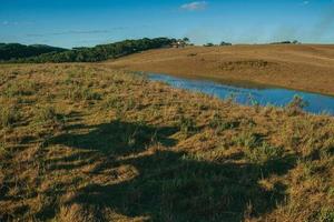 Silhouette Schatten von Menschen zu Pferd reflektiert auf Rasen von einer Ranch in der Nähe von Cambara do Sul. eine kleine ländliche stadt im süden brasiliens mit erstaunlichen natürlichen touristenattraktionen. foto