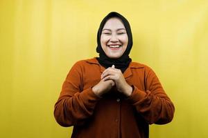 schöne junge asiatische muslimische frau schockiert, überrascht, wow-ausdruck, isoliert foto