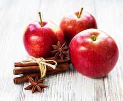 rote Äpfel mit Zimtstangen und Anis