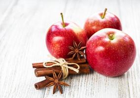 rote Äpfel mit Zimtstangen und Anis