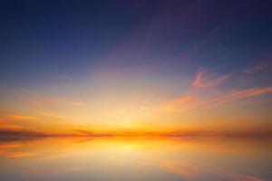 blauer dramatischer Sonnenuntergang Himmel Textur Hintergrund. foto