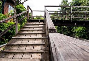 Holzbrücke über den Entwässerungskanal foto