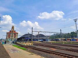 Prag- Tschechisch- 10.07.2024. Prag Main Eisenbahn Bahnhof wie Schlüssel der Verkehr Punkt. foto