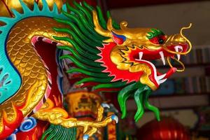 schöne chinesische drachen auf einem tempel für das chinesische neujahrsfest am chinesischen schrein.