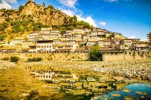 reflexion der historischen stadt berat in albanien foto