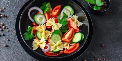 Nudelsalat Gemüse und Farfalle Gesunde Mahlzeit Essen Snack foto