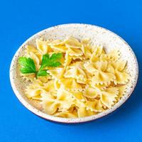 Farfalle Pasta Hartweizenbögen bilden Essen Hintergrund foto