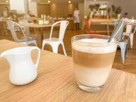 Frühstückskaffeetasse auf Holzschreibtisch im Speiseraum. foto