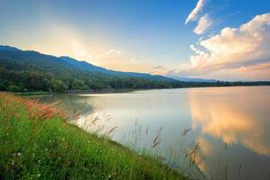 malerische aussicht auf den stausee huay tueng tao mit bergkette wald bei abendsonnenuntergang in chiang mai, thailand foto