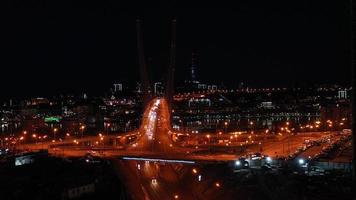 Luftaufnahme der Nachtlandschaft mit Blick auf die Straße foto