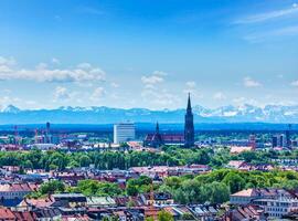 Antenne Aussicht von München mit bayerisch Alpen im Hintergrund foto