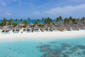 perfekte Luftlandschaft, tropisches Luxusresort oder Hotel mit Wasservillen und wunderschöner Strandlandschaft. erstaunliche Vogelperspektive auf den Malediven, Landschaftsmeerblick-Luftbild über die Malediven