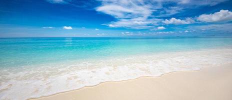 Nahaufnahme von Sand am Strand und blauen Sommerhimmel. Panorama Strandlandschaft. leerer tropischer Strand und Meerblick. orange-goldener Sonnenuntergangshimmel, weicher Sand, Ruhe, ruhiges entspannendes Sonnenlicht, Sommerstimmung