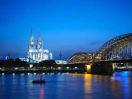 Petersdom und Hohenzollernbrücke über den Rhein in k foto