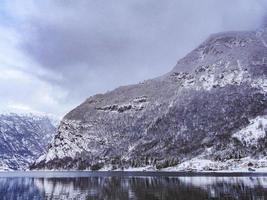 Winterlandschaft am Fjord See in Framfjorden Norwegen. foto