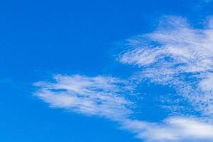 blauer Himmel mit chemischen Wolken chemischer Himmel Chemtrails sonniger Tag.