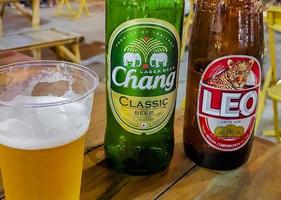 bangkok thailand 22. mai 2018 chang leo bier thailändischer nachtmarkt streetfood bangkok thailand.