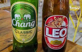 bangkok thailand 22. mai 2018 chang leo bier thailändischer nachtmarkt streetfood bangkok thailand.