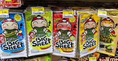 bangkok thailand 22. mai 2018 buntes thailändisches großes Blatt Algenfisch Instant-Snack-Produkte thailand. foto