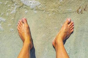 Füße im Wasser und Sandstrand Playa del Carmen Mexiko. foto