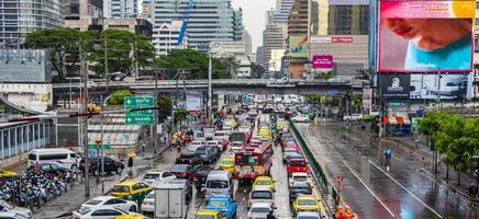 bangkok thailand 22. mai 2018 rush hour großer dichter stau im geschäftigen bangkok thailand.