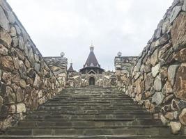 Stadt Kamensk, Russland, 2021 - Steintreppe, die zum Tempel im Park Loga führt