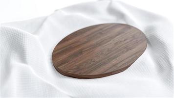 Produktpräsentationspodest aus Holz mit unscharfem Hintergrund foto