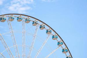 Riesenrad in Hongkong in der Nähe des Hafens von Victoria mit klarem Himmelshintergrund, Hongkong hautnah foto