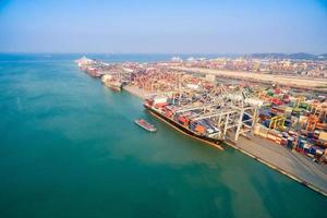 großes Containerschiff auf dem Schiffshof Haupttransport der Frachtcontainerschifffahrt. Fotokonzept für die globale Geschäftsschifffahrt, Logistik, Import- und Exportindustrie. foto