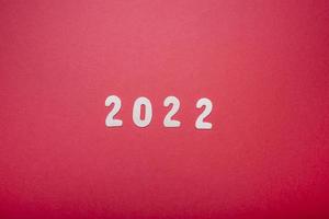 2022 auf rotem Hintergrund, Minimalismus und Kopienraum. foto
