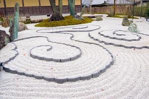 Japanischer Zen-Garten Zen-Garten Meditationsstein in Linien Sand für Entspannung Balance und Harmonie Spiritualität oder Wellness in Kyoto, Japan foto