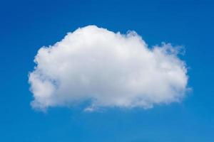 einzelne weiße Naturwolke auf blauem Himmelshintergrund tagsüber, Foto der Naturwolke für Freiheit und Naturkonzept