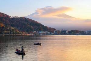 natürliche landschaftsansicht des berges fuji am kawaguchiko-see während des sonnenuntergangs in der herbstsaison in japan. Mount Fuji ist ein besonderer Ort von landschaftlicher Schönheit und eine der historischen Stätten Japans. foto