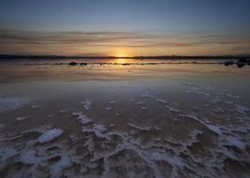 Sonnenuntergang auf der rosa Lagune der Salinen von Torrevieja, Spanien foto