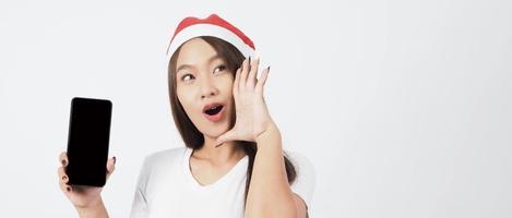 asiatische Frau mit Smartphone in der Hand, die wie Selfie oder Videoanruf posiert