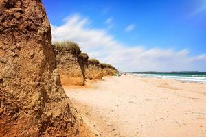 sonniger bulgarischer Strand ruhige Szene mit Sandklippen. leere küste am ufer des schwarzen meeres, shabla. perfekter Ort zum Entspannen an den sonnigen Sommerwochenenden. sauberes Wasser und blauer Himmel. foto