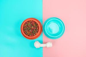 Tiernahrung und Snack mit Kopienraum auf farbigem Hintergrund foto