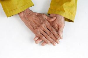 Nahaufnahme der Hände einer älteren Person foto