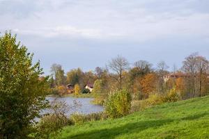 schöner Blick in die Natur mit See und Wohnhäusern im Grünen foto