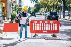 Bauingenieure arbeiten entsprechend den Straßenverhältnissen und haben Barrieren. foto