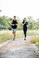 Männer und Frauen trainieren durch Laufen. foto