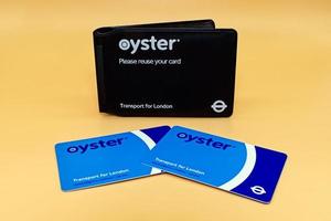 London, England, Vereinigtes Königreich, 2014 - London Oyster Card auf orangem Hintergrund isoliert. Transport für London