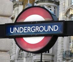 London, Vereinigtes Königreich, 2014 - U-Bahn-Schild auf der Straße von London. Londoner U-Bahn-Schild
