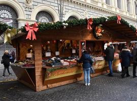 Bologna, Italien, 2018 - Leute, die auf dem französischen Weihnachtsmarkt in Bologna, Piazza Minghetti, Italien einkaufen. foto