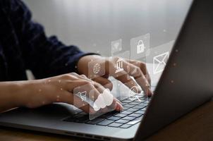 Geschäftsleute, die Computer beim Internet-Banking verwenden, wird das Passwort auf dem Bildschirm neben dem Symbol angezeigt. Cloud-Computing-Technologie erfasst Lifestyle- und vertrauliche Informationen. foto