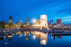 Skyline von Downtown Cleveland vom Seeufer aus foto